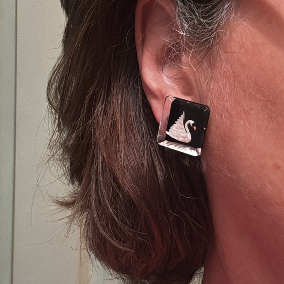 Vintage Black and White Swan Lucite Earrings - Picture 13 of 14